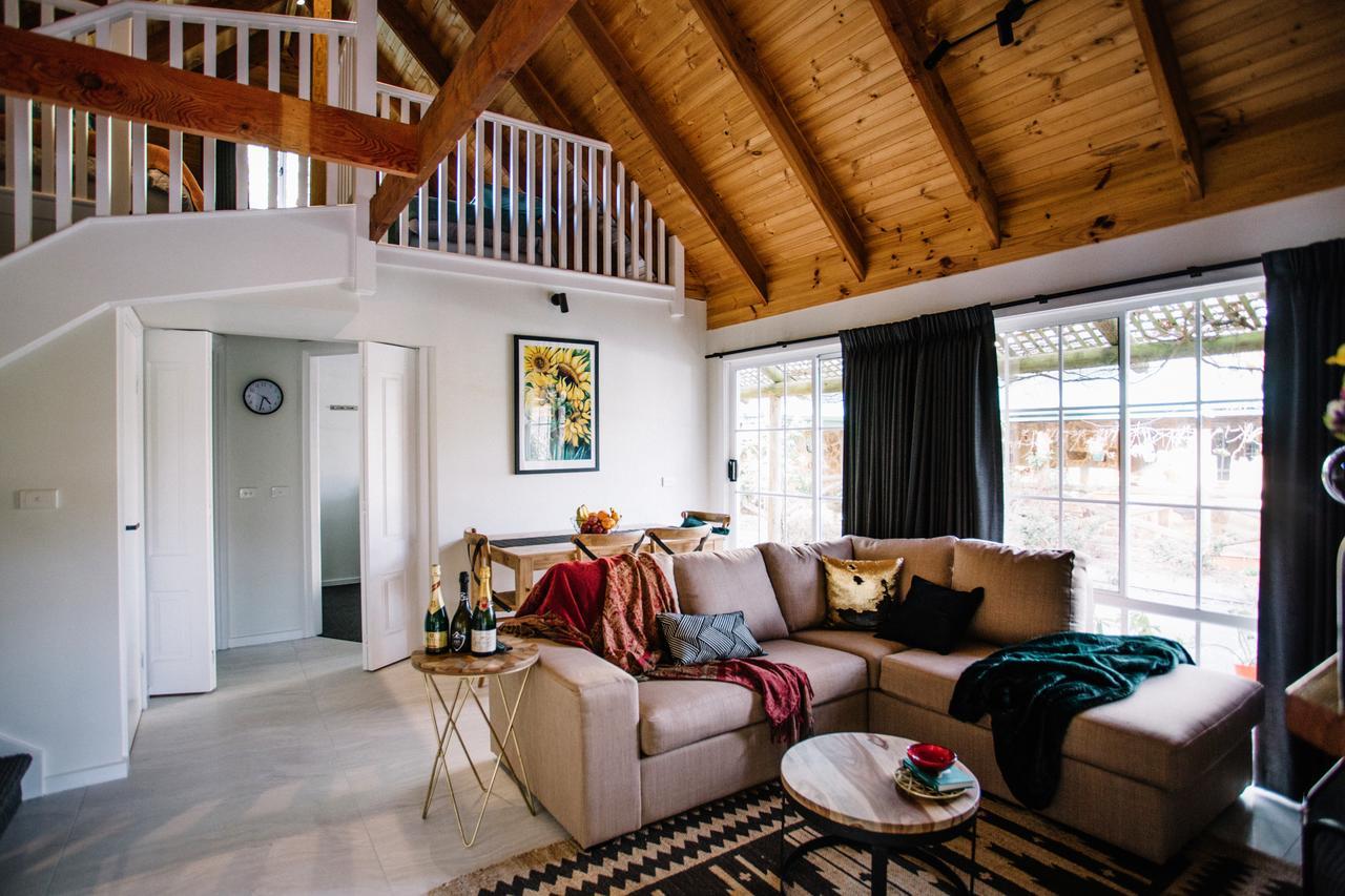Wurrung B & B - The Cottage Woodend Bagian luar foto